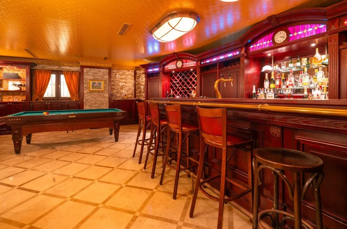 Private entertainment lounge